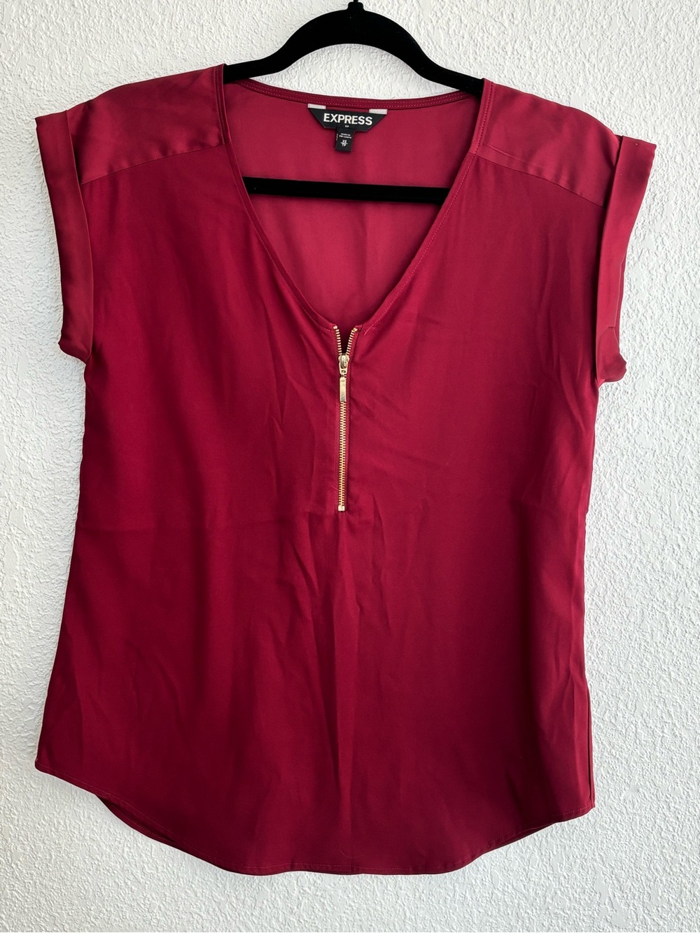 Express Women's Short-Sleeve V-Neck Zip Blouse - Wine